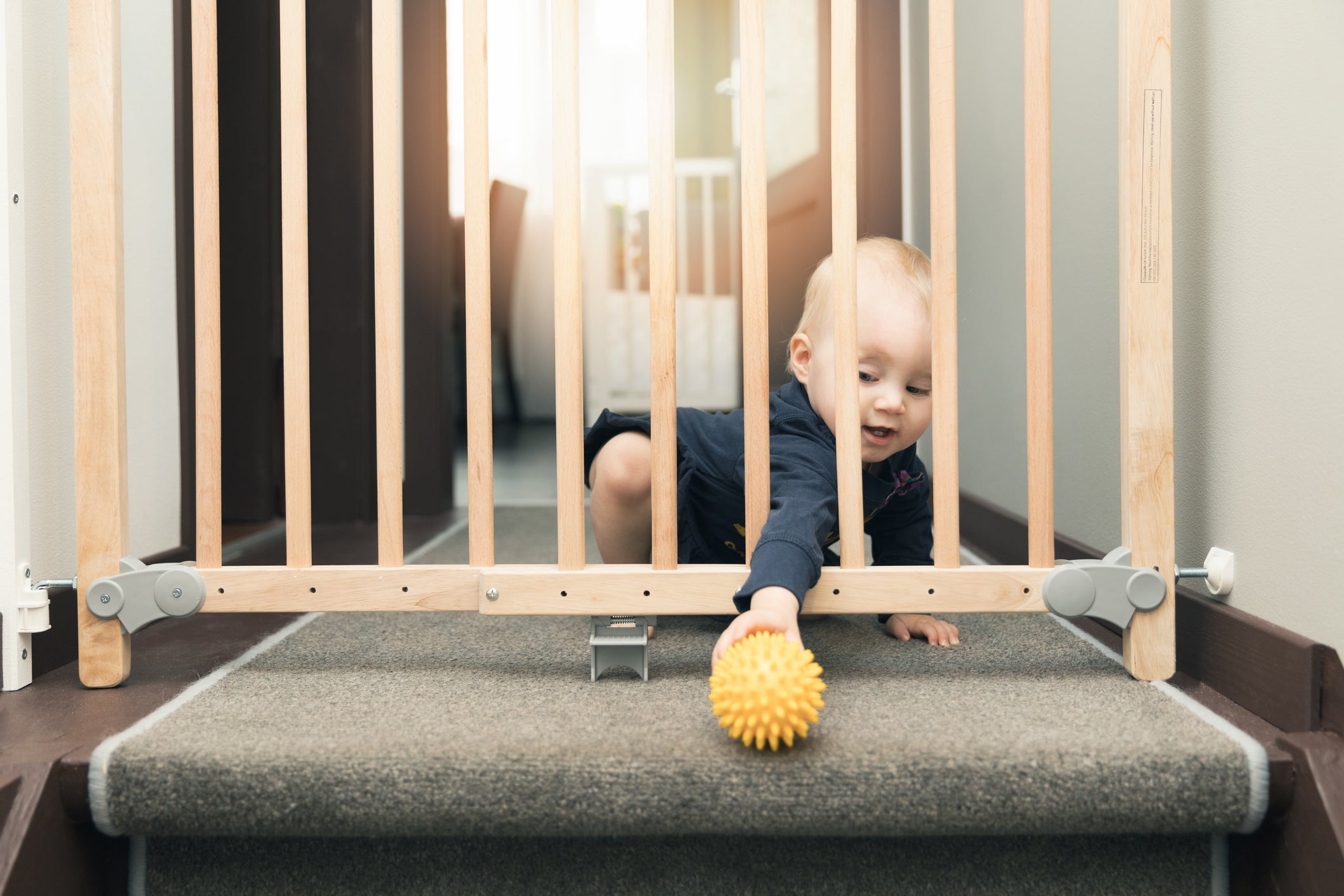 Sécuriser la maison pour bébé : à partir de quand et par où commencer