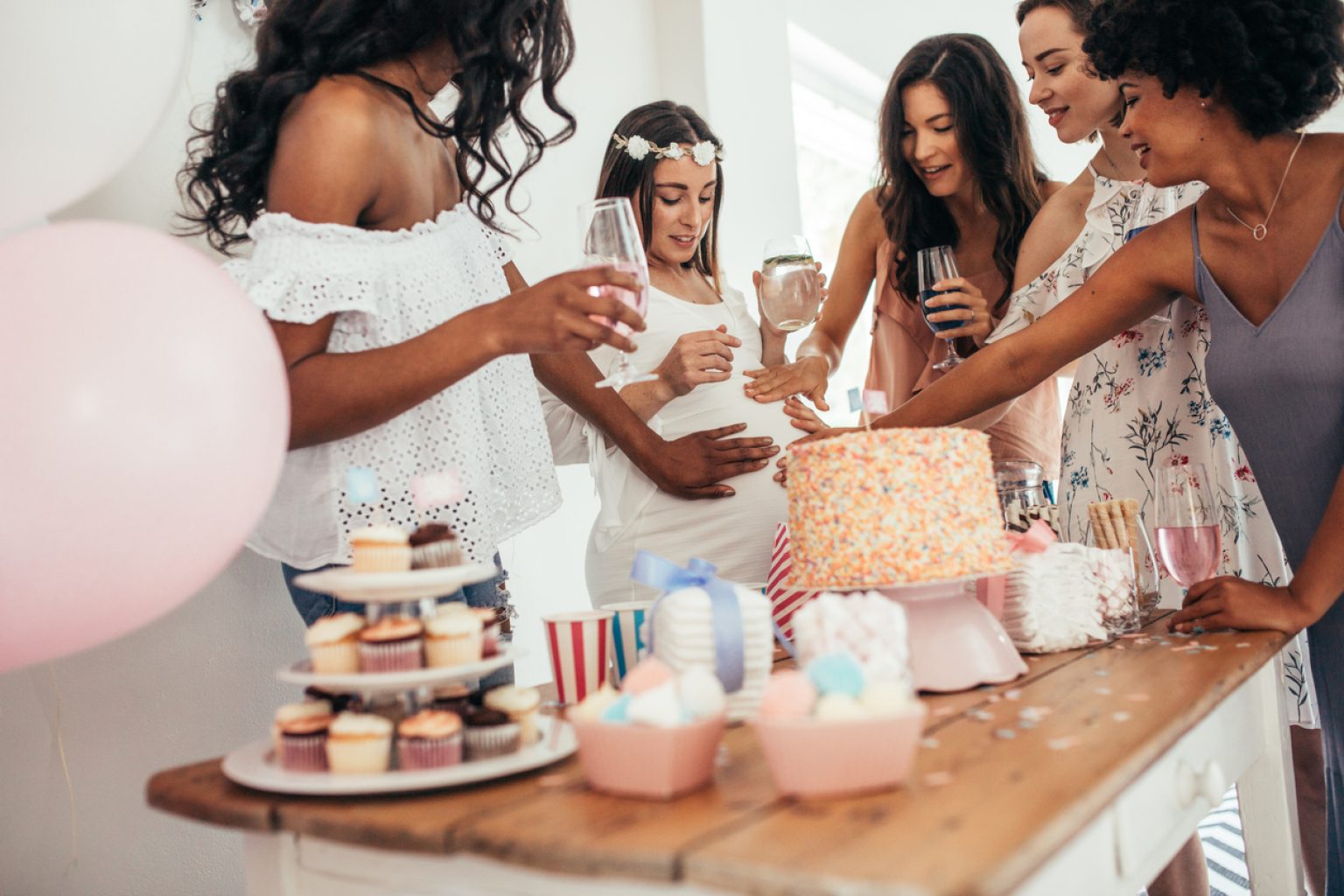 des amies autour d'une table lors d'une babyshower