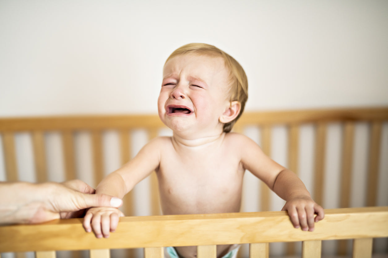 Bébé pleure dès qu'on le pose : ce que ça veut vraiment dire