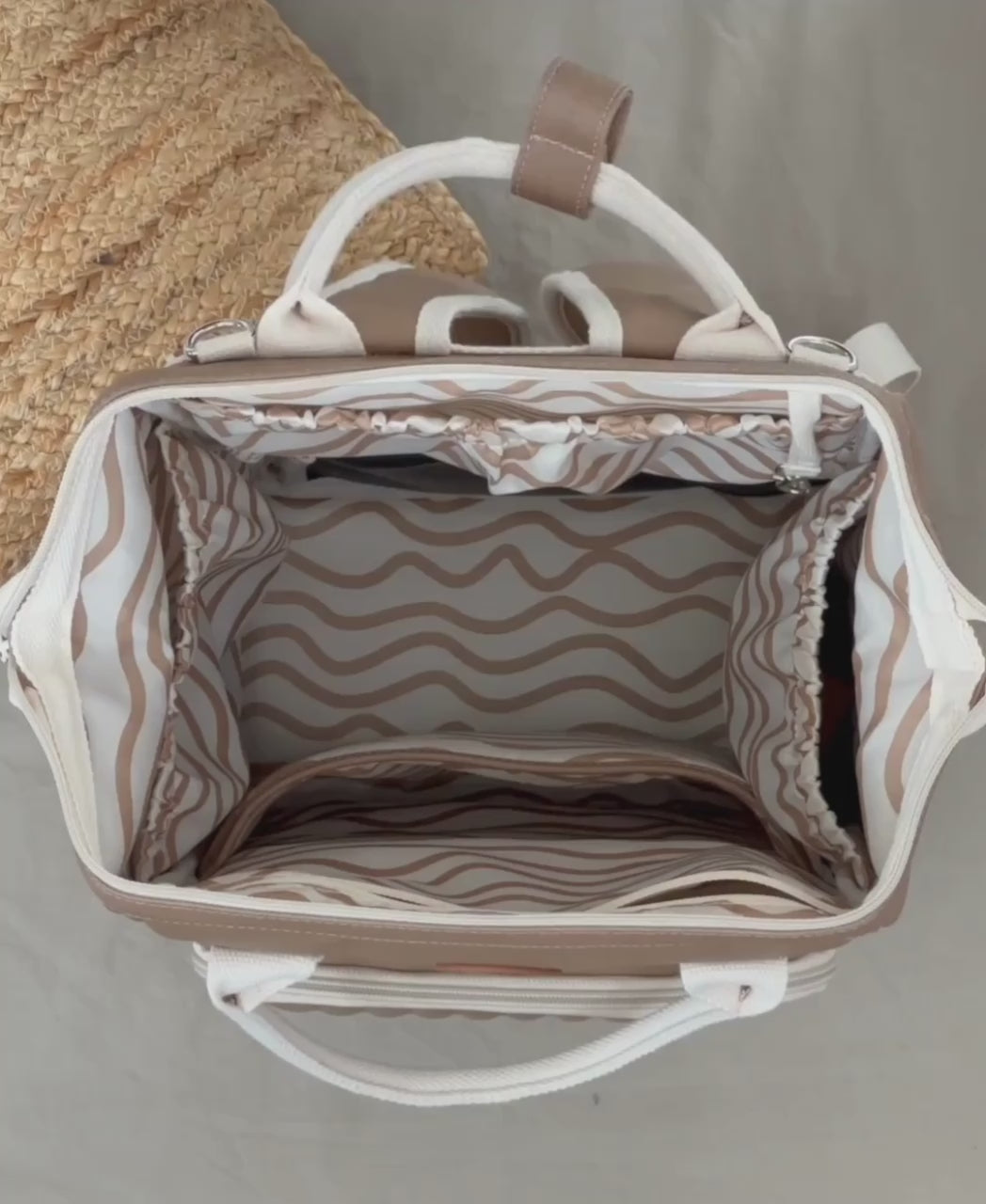 Charger la vidéo: demo sac à langer richie lenappy