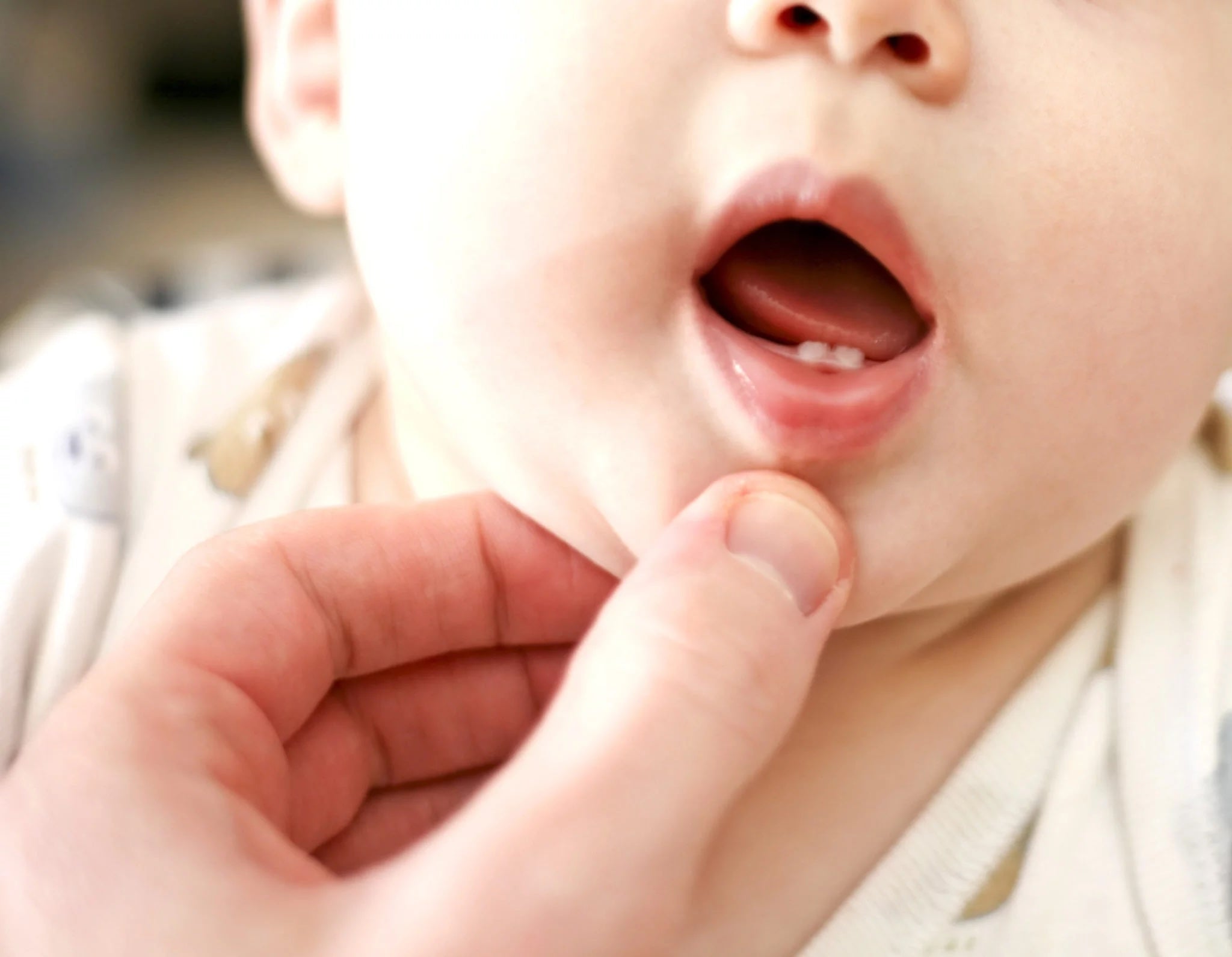 Poussée dentaire bébé : signes, fièvre et gestes qui soulagent