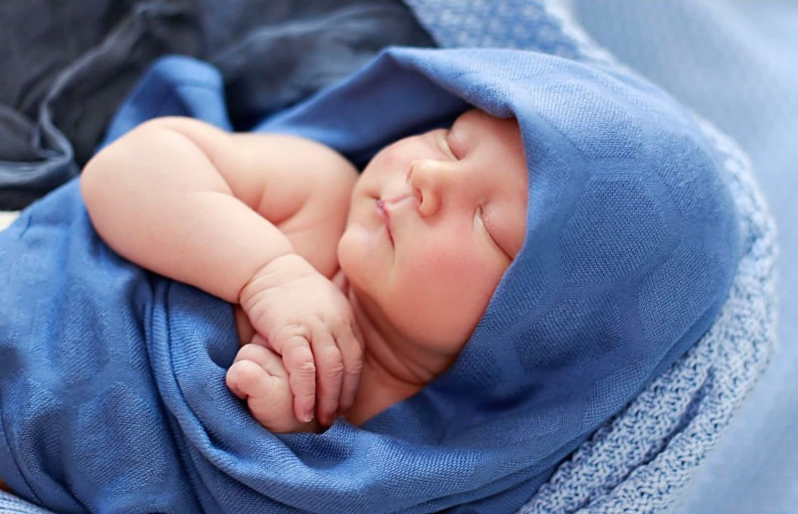 un bebe dort dans un lange bio Lenappy bleu marine